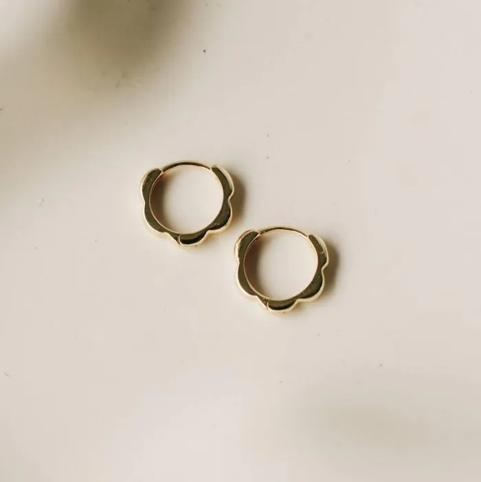RWandCO Earrings Horace Jewelry 8211 Hoop Earrings With Scalloped Effect Colio Gold 8211 Women RWandCO Earrings Horace Jewelry 8211 Hoop Earrings With Scalloped Effect Colio Gold 8211 Women